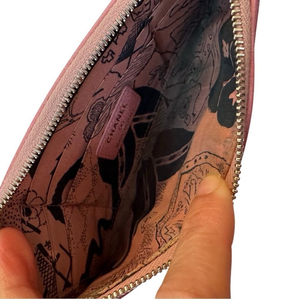 Chanel Pink Clutch with Iconic Logo and Minimalist Design - Picture 15 of 16